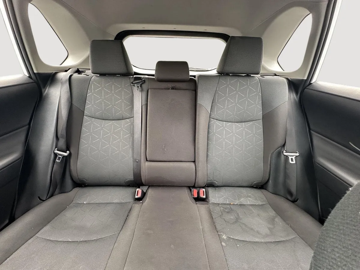 2025 Toyota RAV4 XLE thumbnail 12