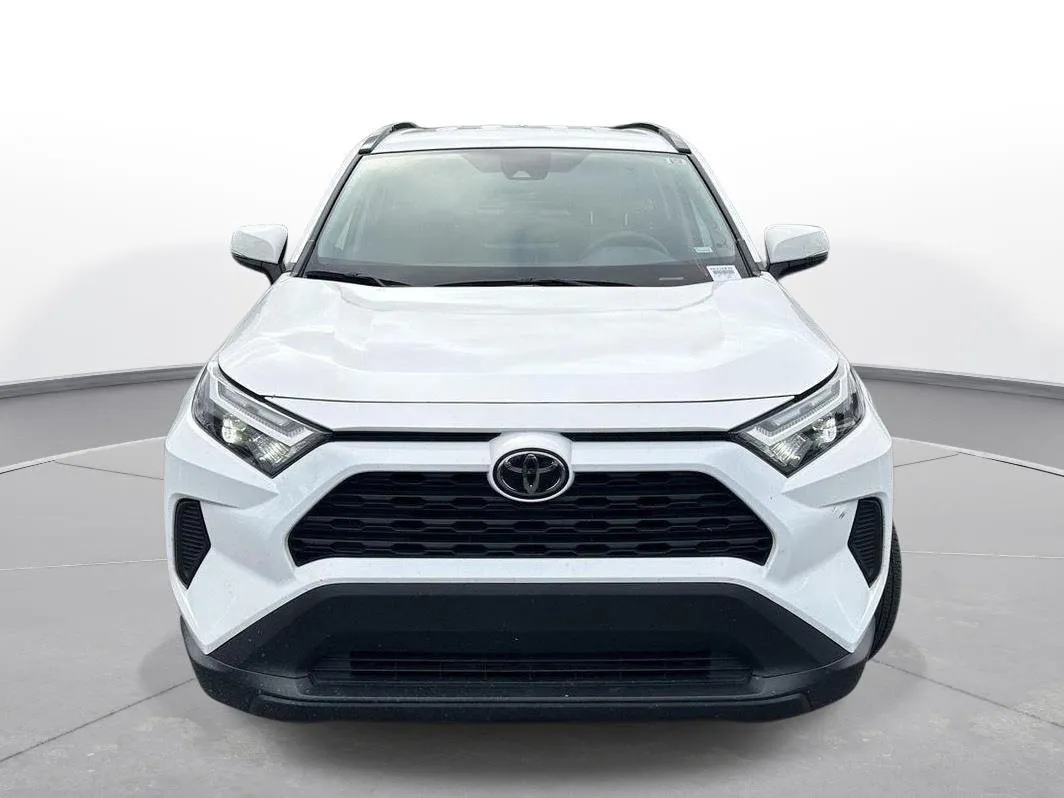 2025 Toyota RAV4 XLE thumbnail 2