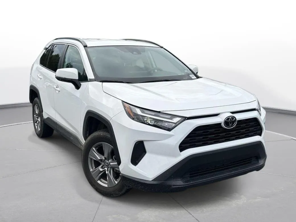 2025 Toyota RAV4 XLE thumbnail 3