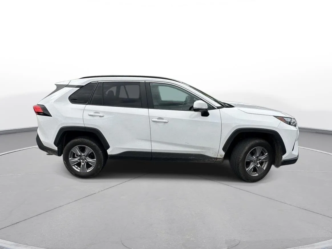 2025 Toyota RAV4 XLE thumbnail 4