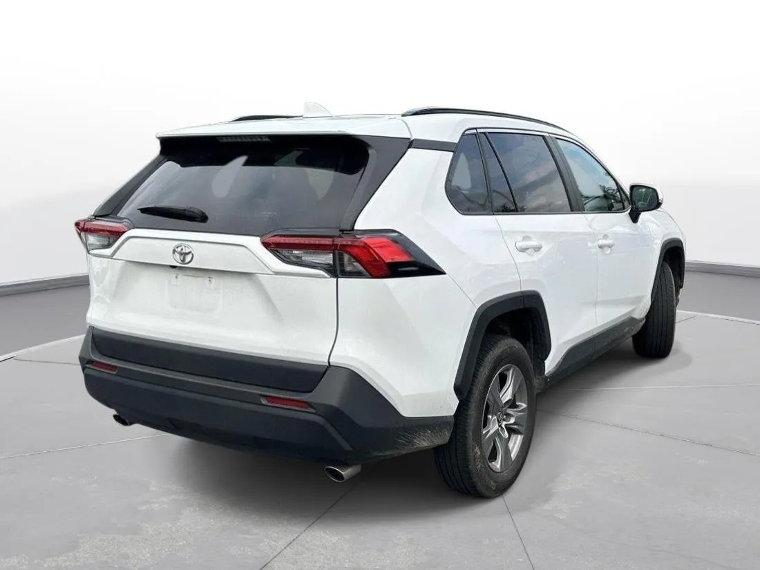 2025 Toyota RAV4 XLE thumbnail 5