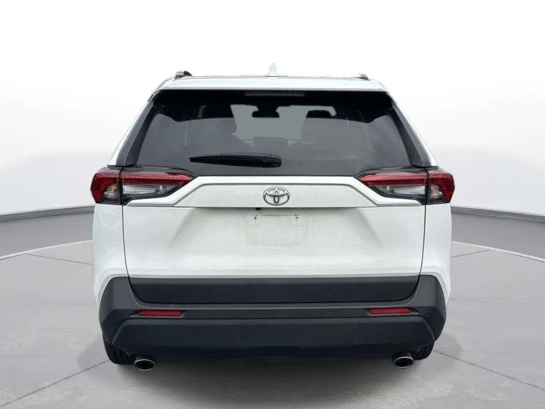 2025 Toyota RAV4 XLE thumbnail 6