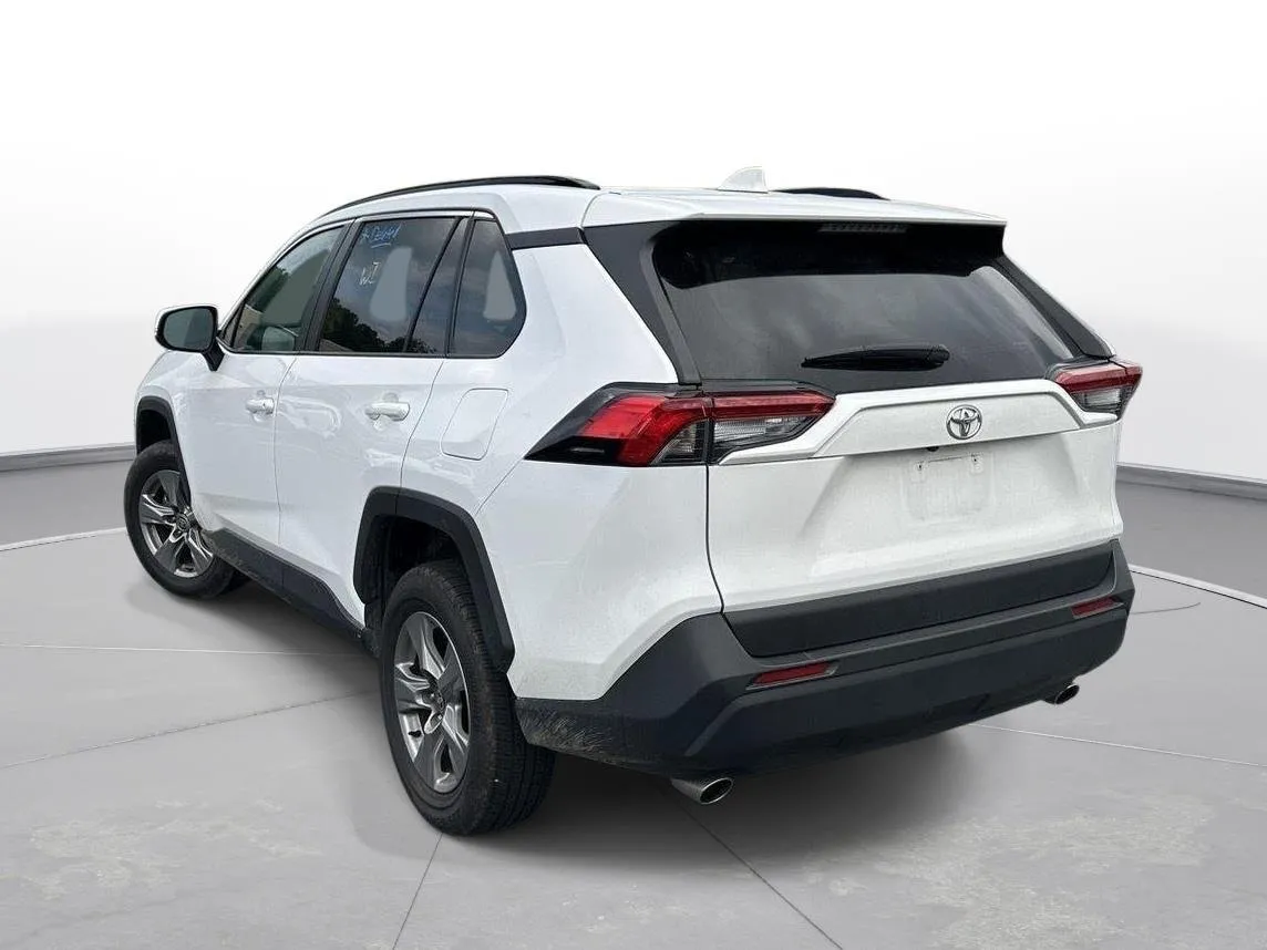 2025 Toyota RAV4 XLE thumbnail 7