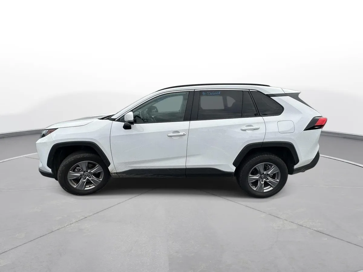 2025 Toyota RAV4 XLE thumbnail 8