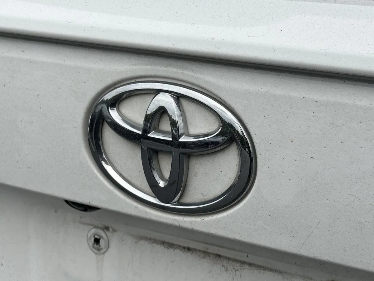 2025 Toyota RAV4 XLE thumbnail 9