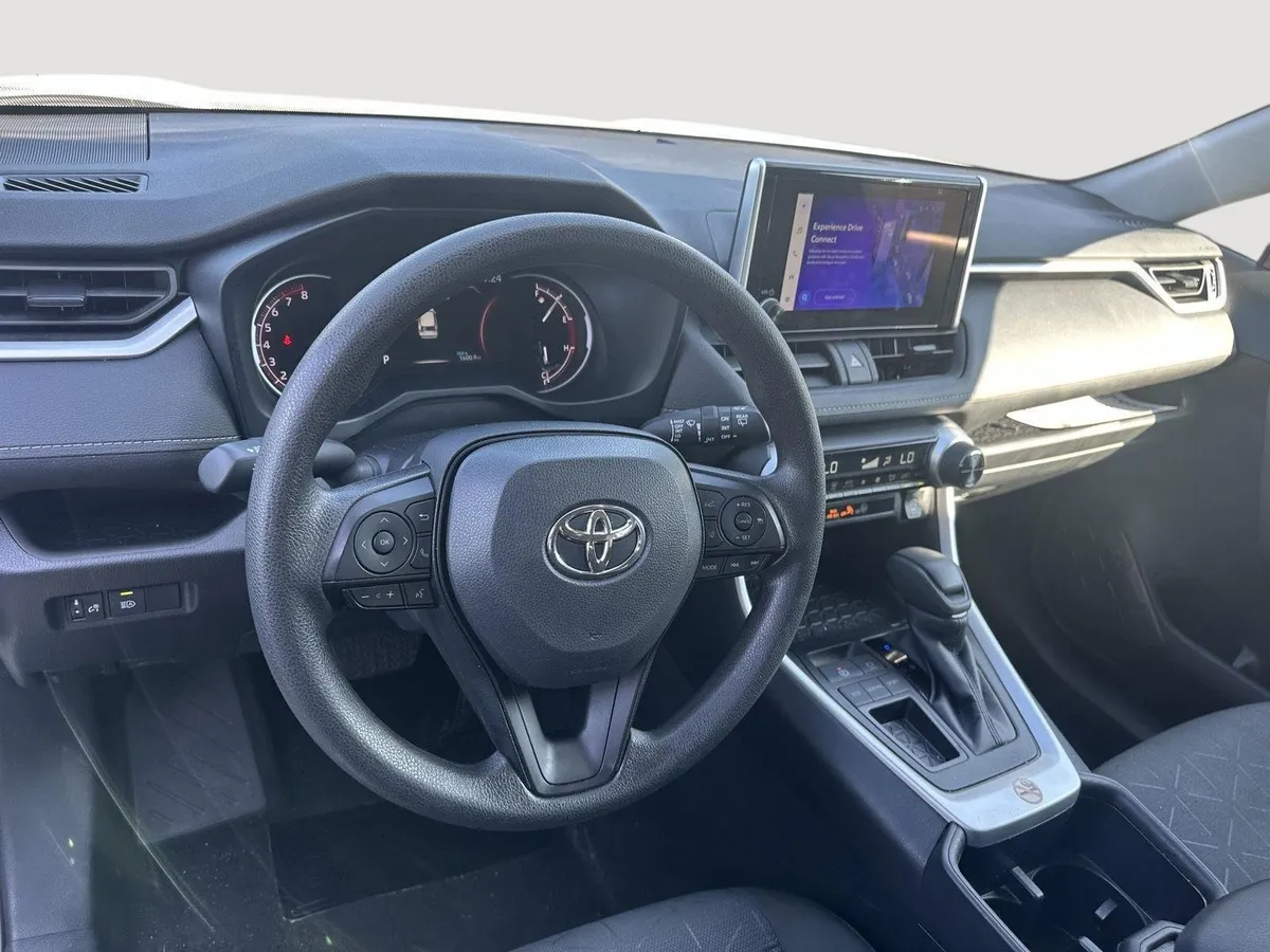 2025 Toyota RAV4 XLE thumbnail 10