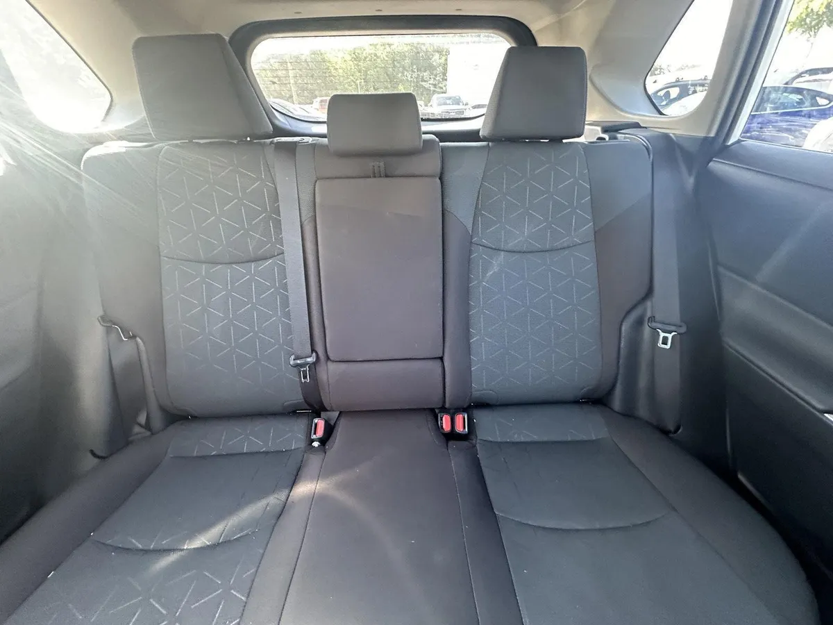 2025 Toyota RAV4 XLE thumbnail 12
