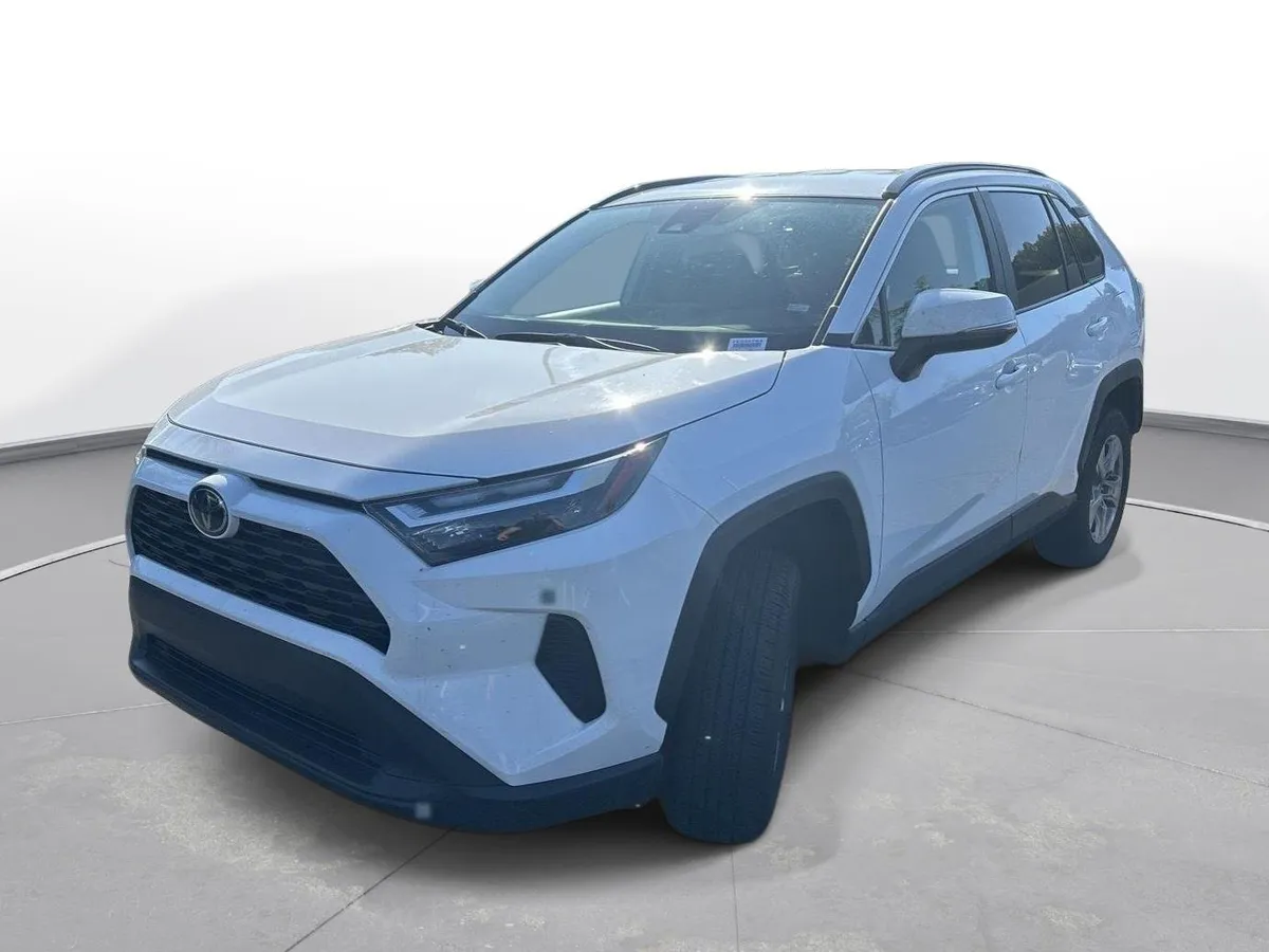 2025 Toyota RAV4 XLE thumbnail 2
