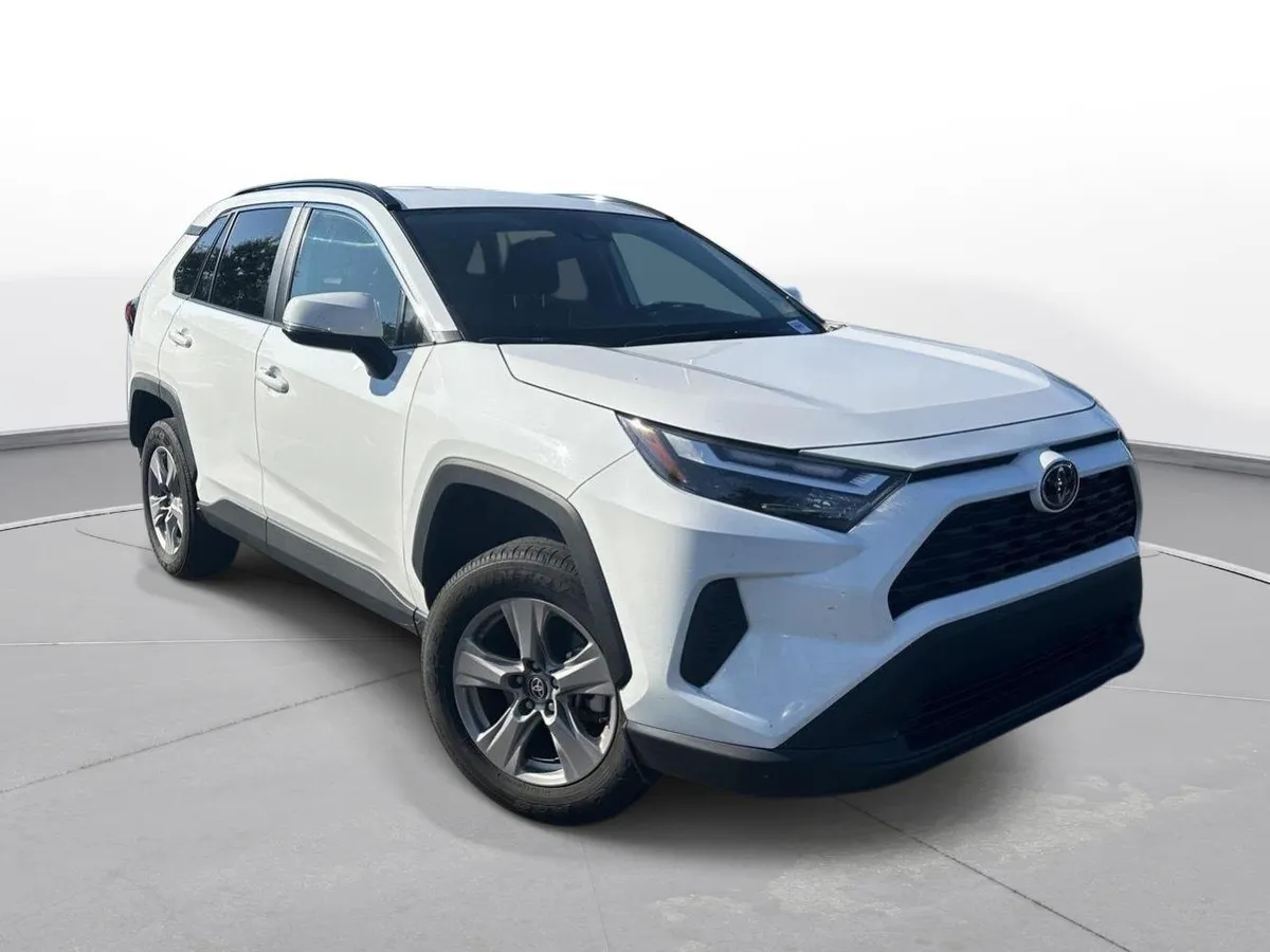 2025 Toyota RAV4 XLE thumbnail 4
