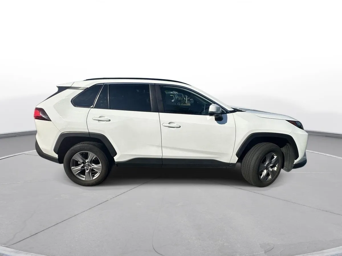 2025 Toyota RAV4 XLE thumbnail 5