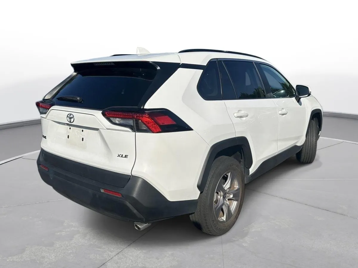 2025 Toyota RAV4 XLE thumbnail 6