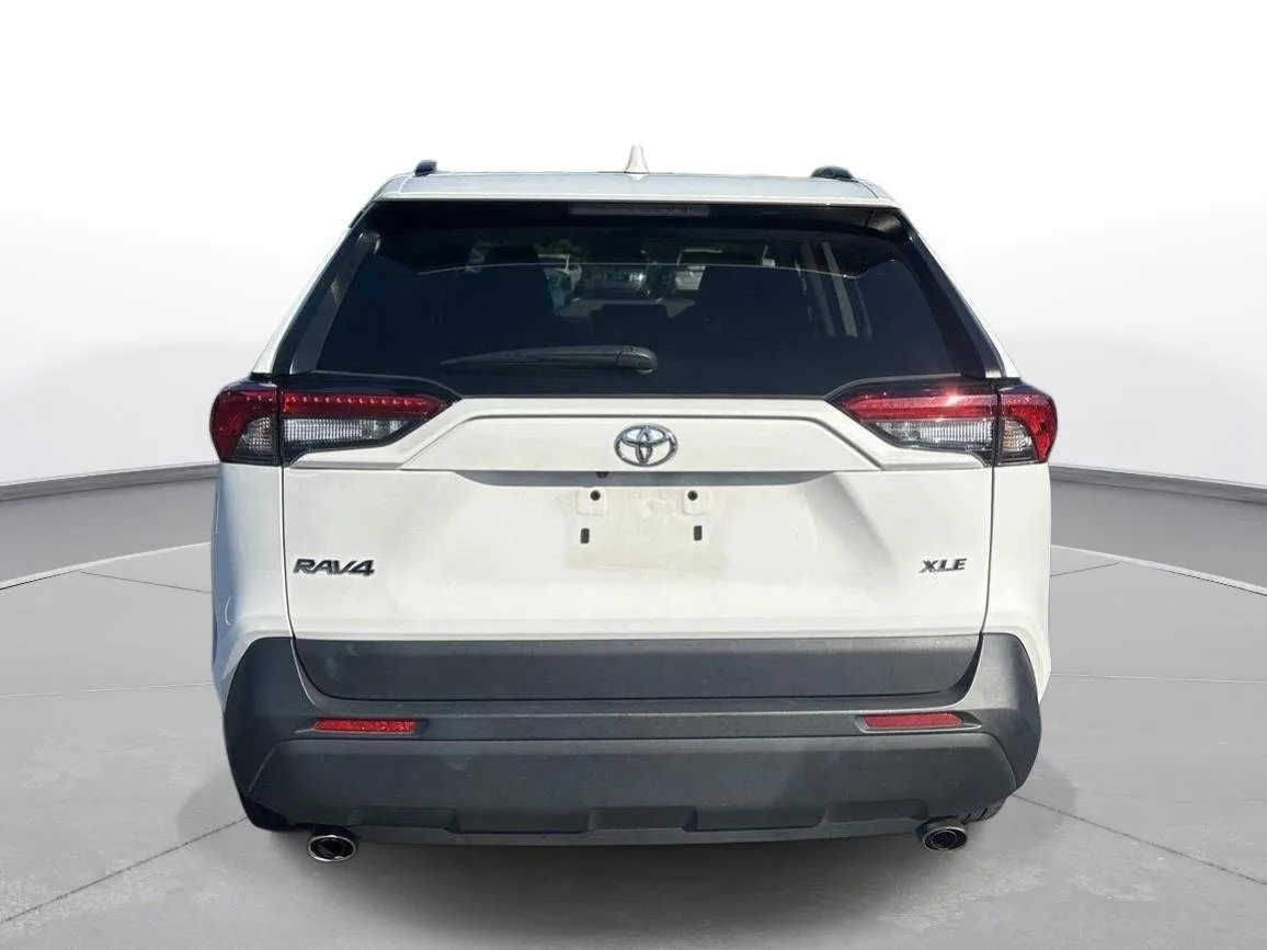 2025 Toyota RAV4 XLE thumbnail 7