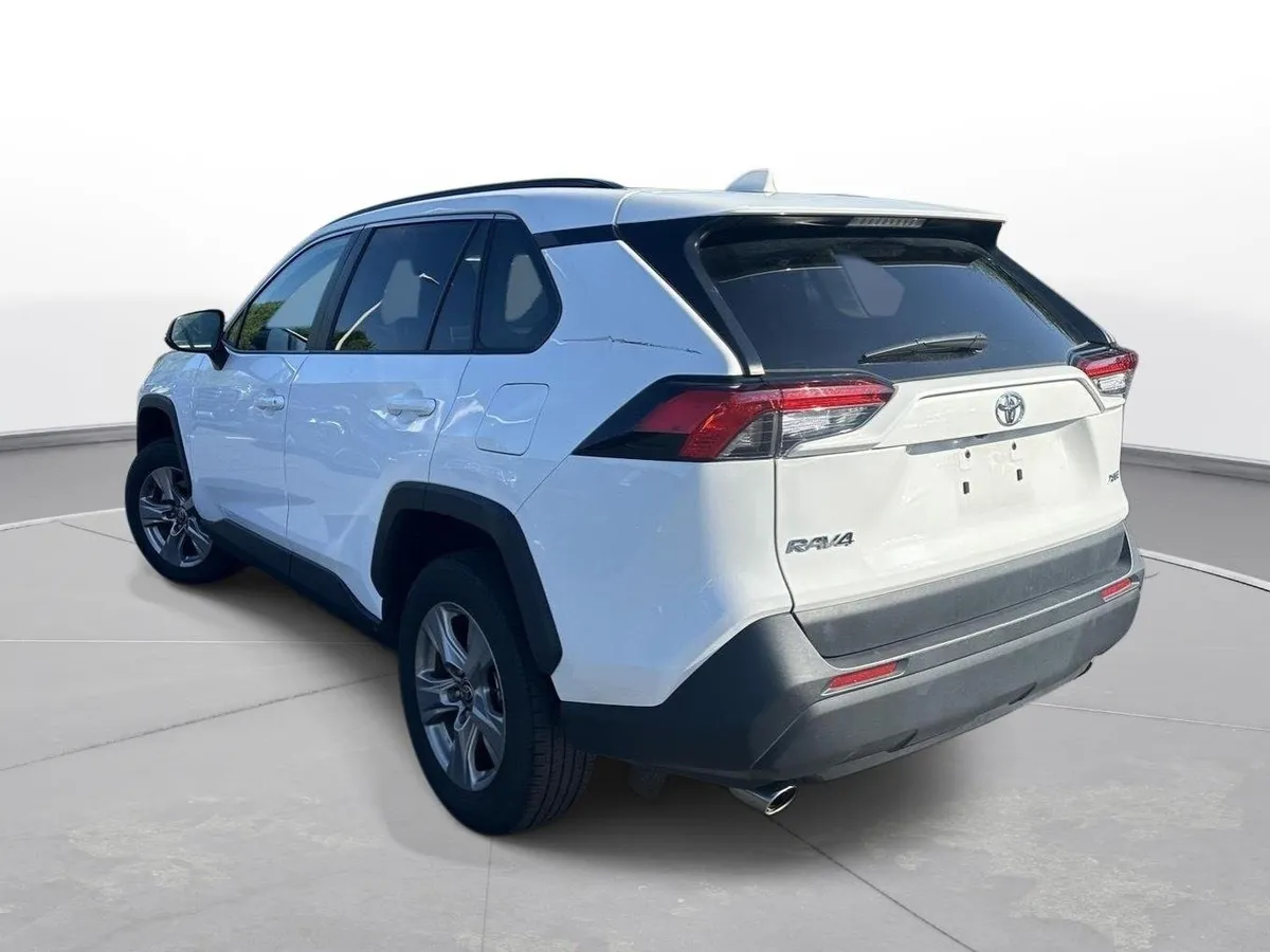 2025 Toyota RAV4 XLE thumbnail 8