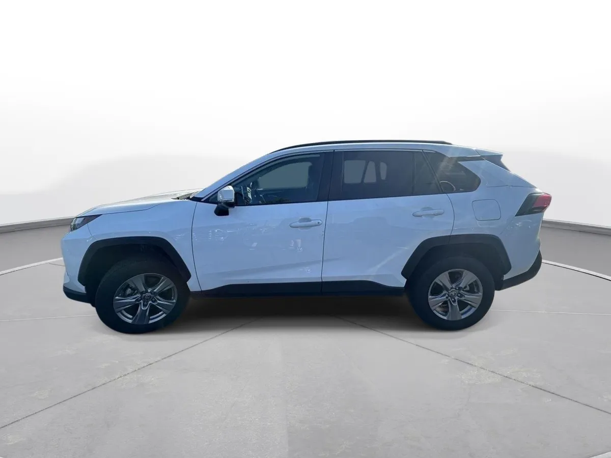 2025 Toyota RAV4 XLE thumbnail 9