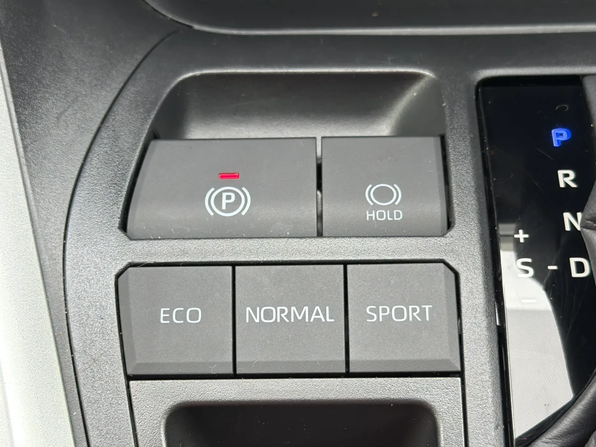 2025 Toyota RAV4 XLE thumbnail 10