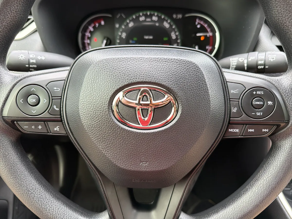 2025 Toyota RAV4 XLE thumbnail 12