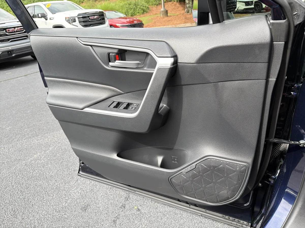 2025 Toyota RAV4 XLE thumbnail 15