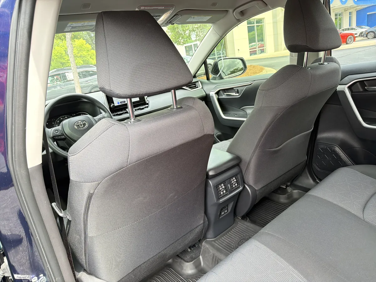 2025 Toyota RAV4 XLE thumbnail 19