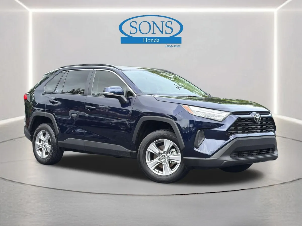 2025 Toyota RAV4 XLE thumbnail 2