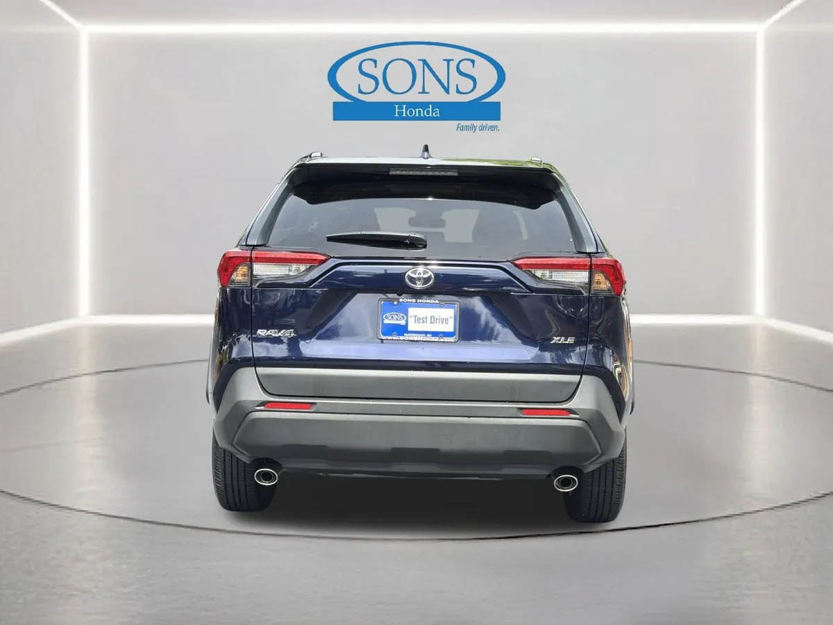 2025 Toyota RAV4 XLE thumbnail 24