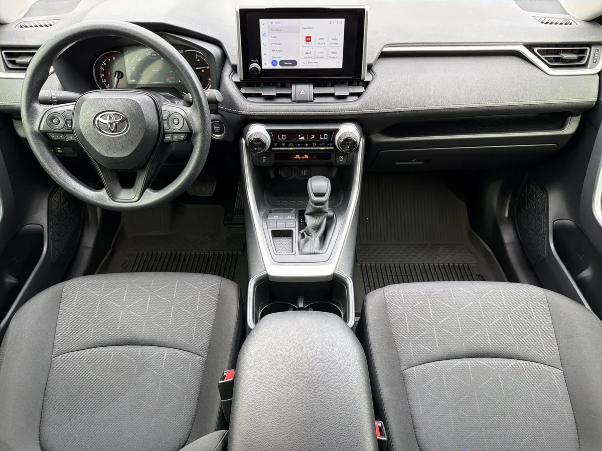 2025 Toyota RAV4 XLE thumbnail 3