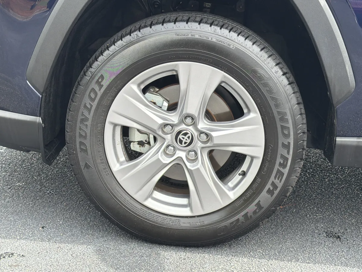 2025 Toyota RAV4 XLE thumbnail 30