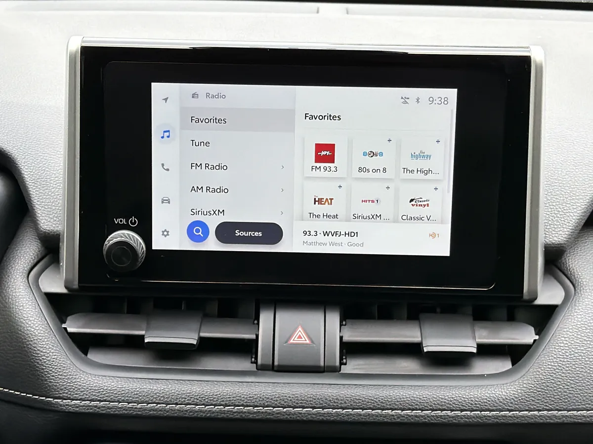 2025 Toyota RAV4 XLE thumbnail 4
