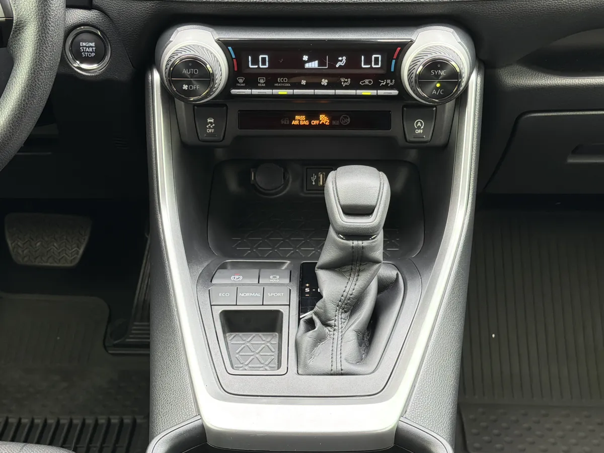 2025 Toyota RAV4 XLE thumbnail 5