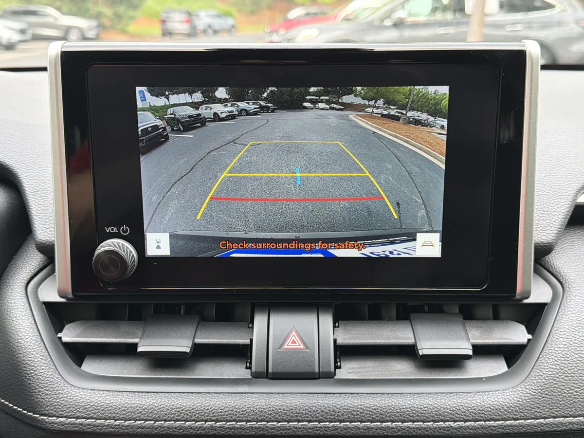 2025 Toyota RAV4 XLE thumbnail 6