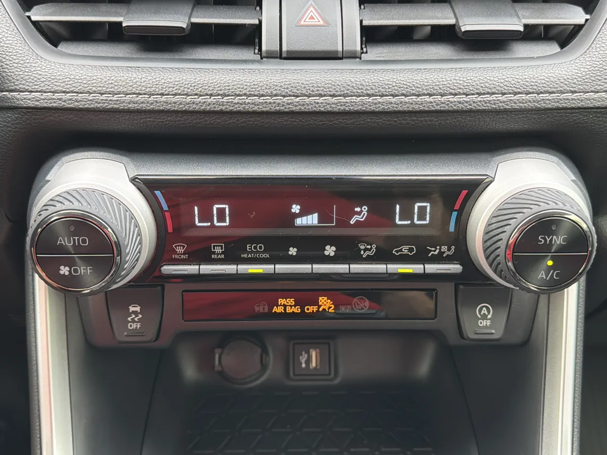 2025 Toyota RAV4 XLE thumbnail 7