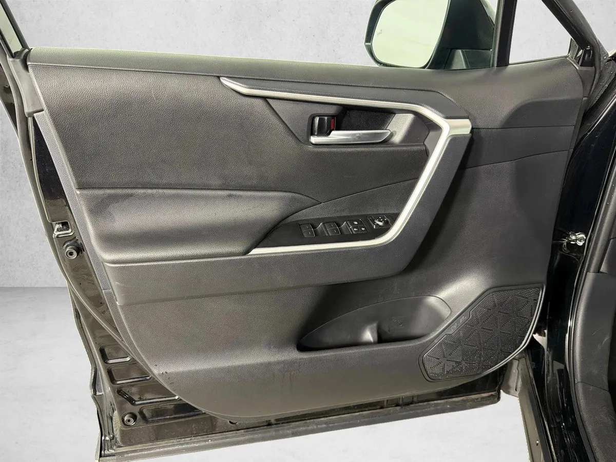 2025 Toyota RAV4 XLE thumbnail 10