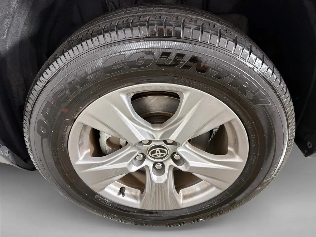 2025 Toyota RAV4 XLE thumbnail 11