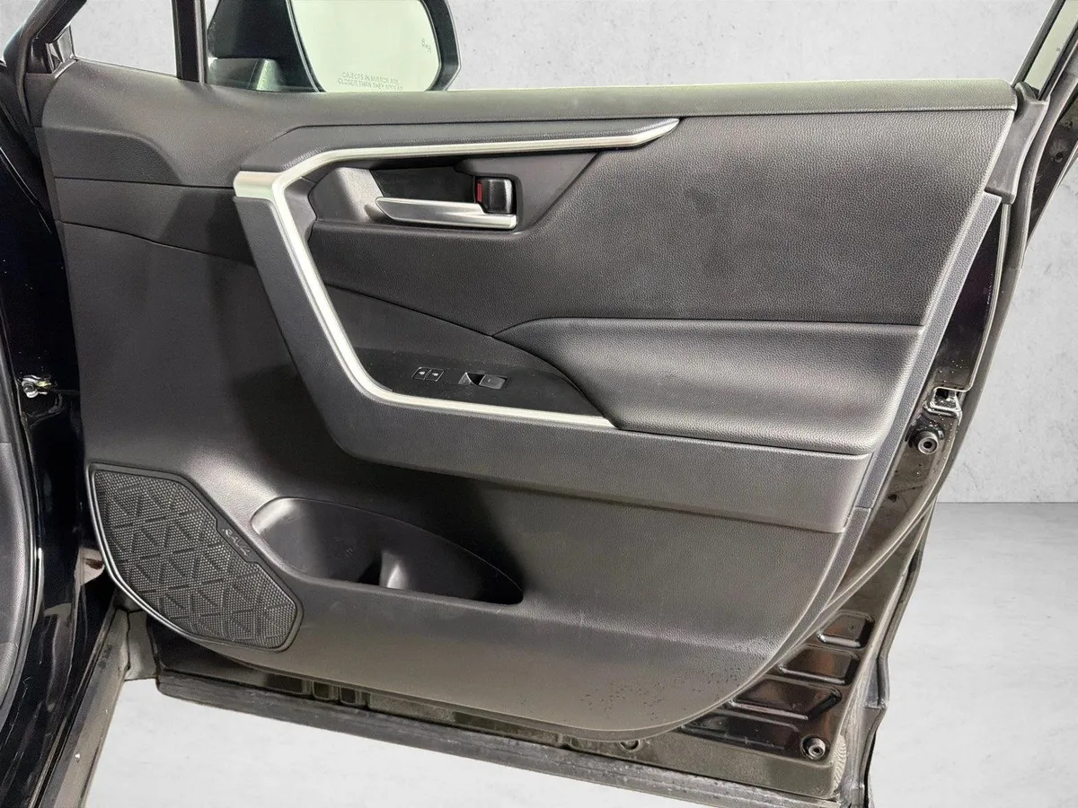 2025 Toyota RAV4 XLE thumbnail 14