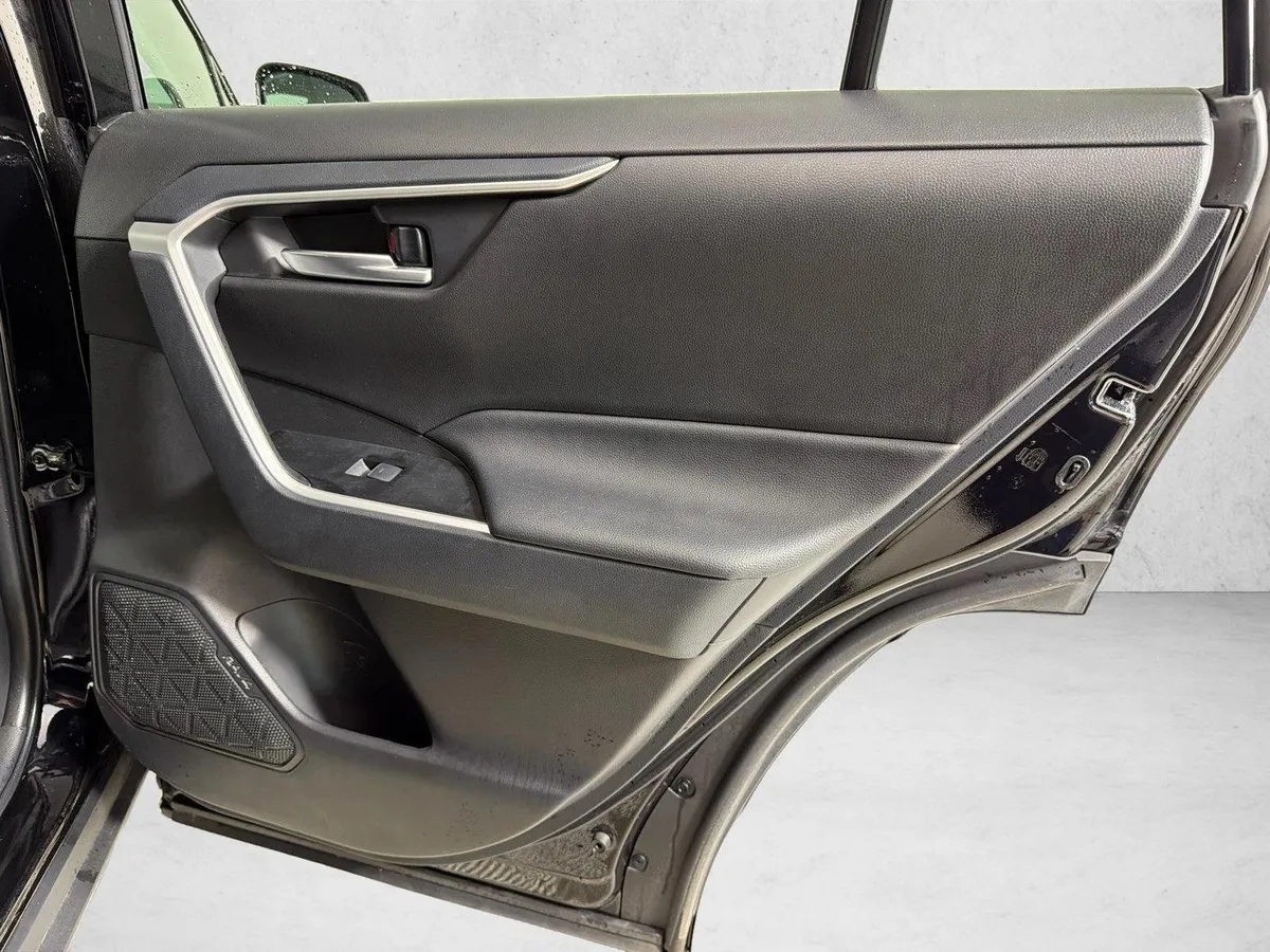 2025 Toyota RAV4 XLE thumbnail 16