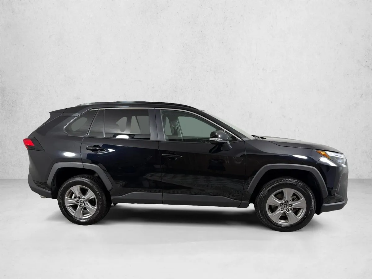 2025 Toyota RAV4 XLE thumbnail 2