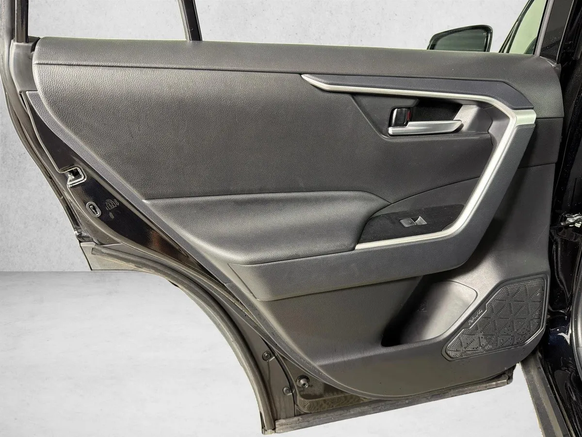 2025 Toyota RAV4 XLE thumbnail 21