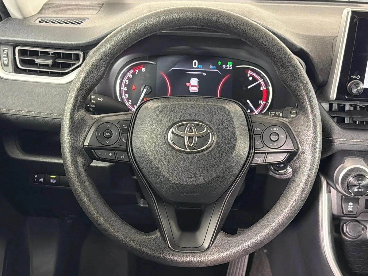 2025 Toyota RAV4 XLE thumbnail 23