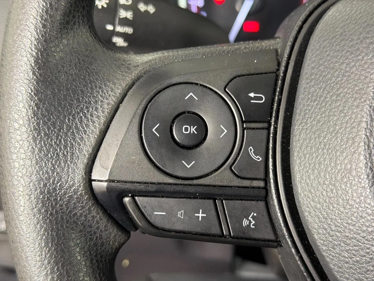 2025 Toyota RAV4 XLE thumbnail 24