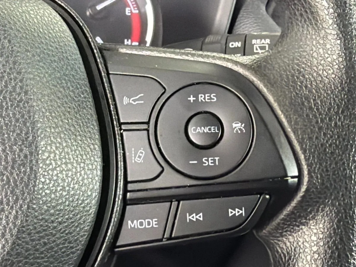 2025 Toyota RAV4 XLE thumbnail 25