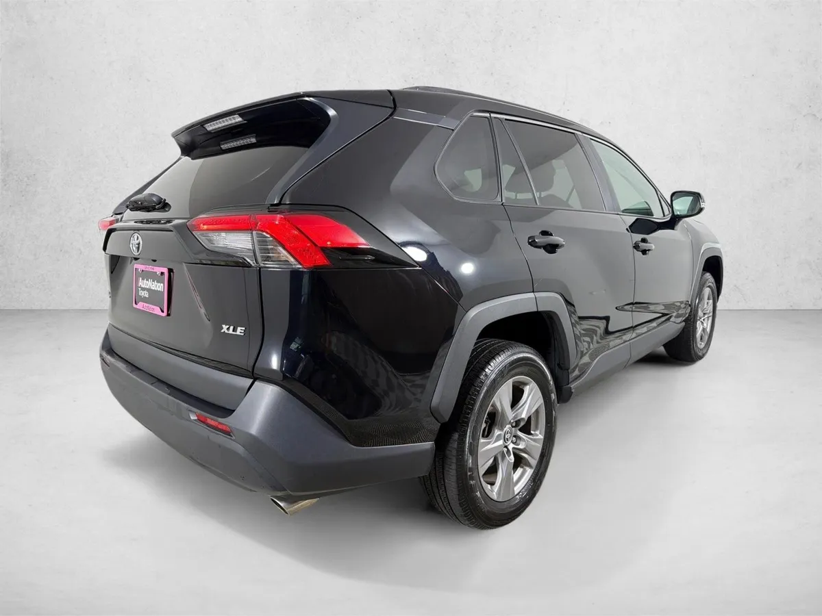 2025 Toyota RAV4 XLE thumbnail 3