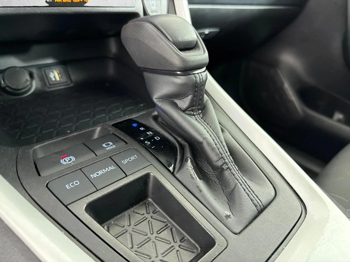 2025 Toyota RAV4 XLE thumbnail 30
