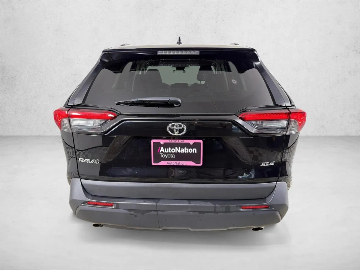 2025 Toyota RAV4 XLE thumbnail 4