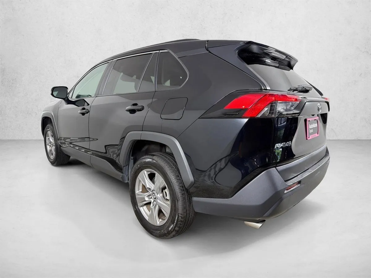2025 Toyota RAV4 XLE thumbnail 5