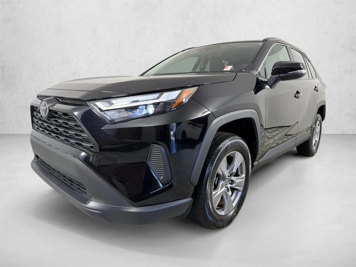 2025 Toyota RAV4 XLE thumbnail 7