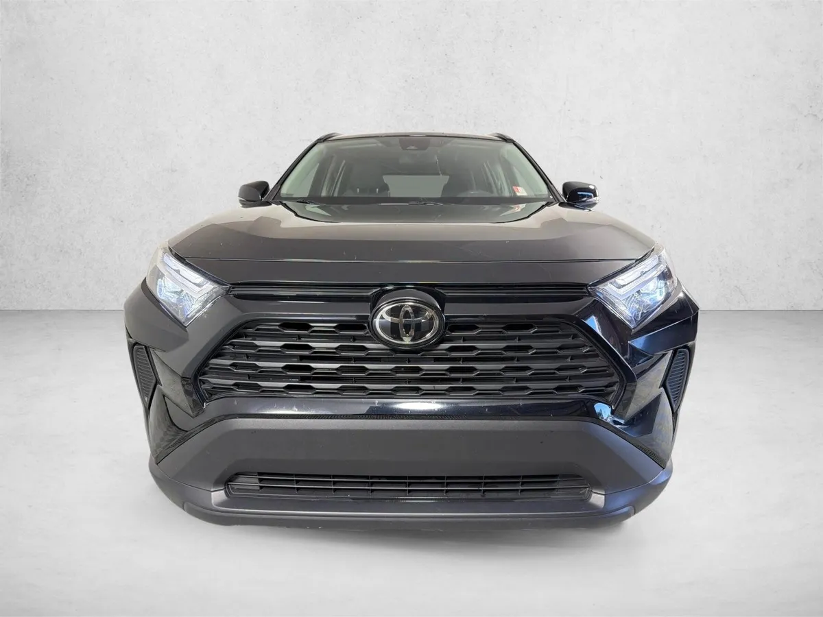 2025 Toyota RAV4 XLE thumbnail 8