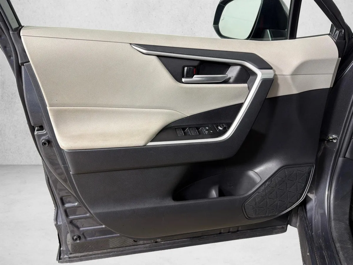 2025 Toyota RAV4 XLE thumbnail 10