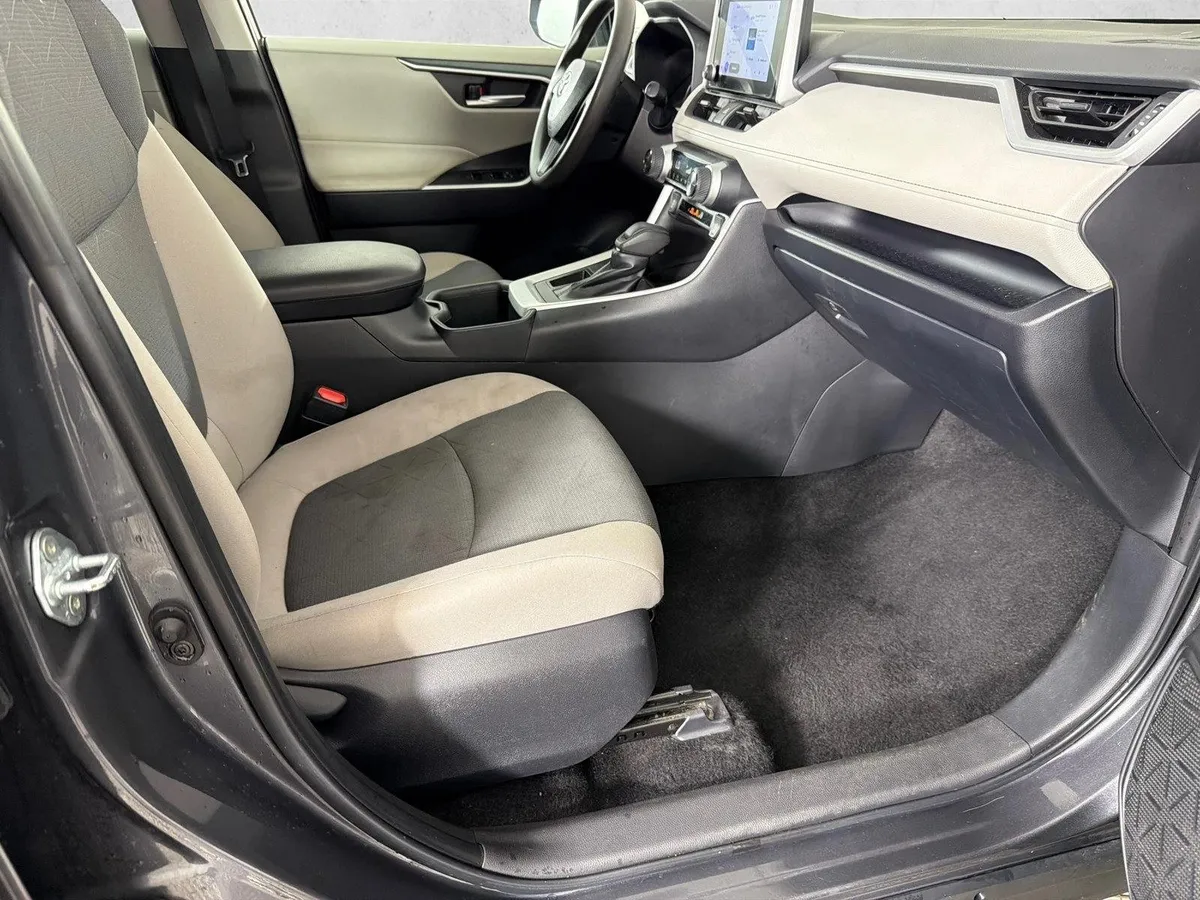 2025 Toyota RAV4 XLE thumbnail 13
