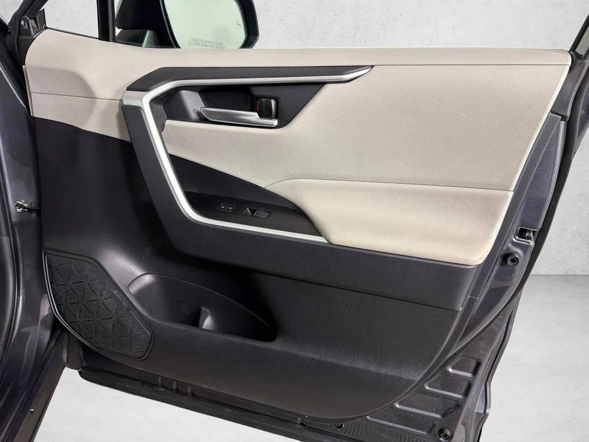 2025 Toyota RAV4 XLE thumbnail 14