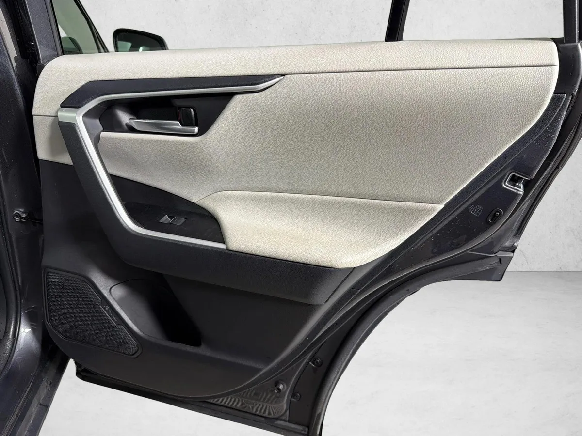 2025 Toyota RAV4 XLE thumbnail 16