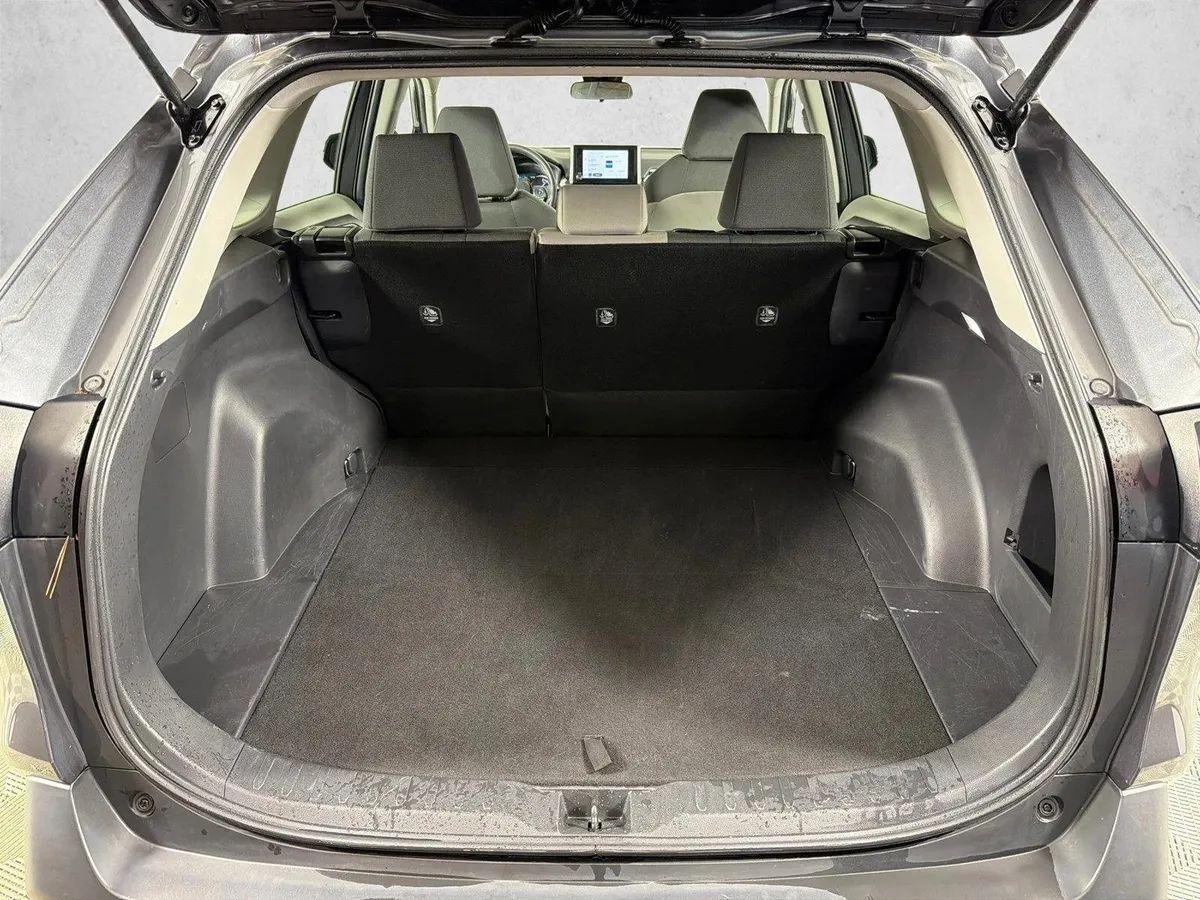 2025 Toyota RAV4 XLE thumbnail 18